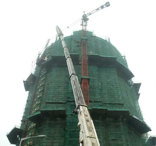 娄底市吊车在工地上作业
